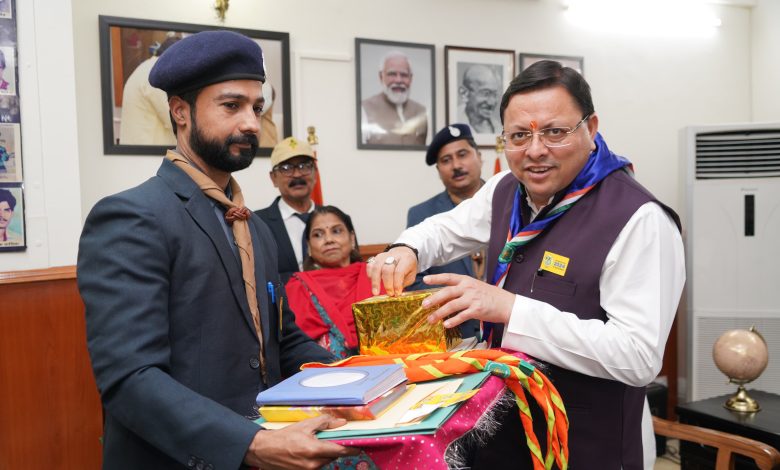 CM Pushkar Dhami को 75 वें स्थापना दिवस के उपलक्ष्य में सचिवालय में फ्लैग स्टिकर लगाकर अलंकृत किया गया