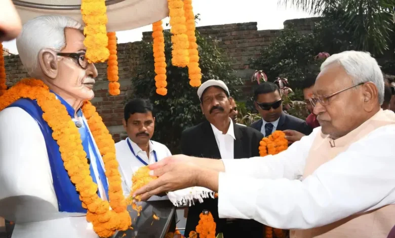 CM Nitish Kumar: रोहतास जिला के कुषही ग्राम में आयोजित स्व0 रामायण राय जी की 9वीं पुण्य तिथि कार्यक्रम में शामिल हुये