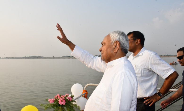 CM Nitish Kumar: पानी के जहाज से पटना के विभिन्न छठ घाटों का भी भ्रमण किया