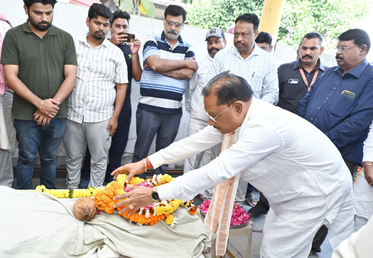 CM Vishnu Deo Sai ने पूर्व राज्यसभा सांसद स्वर्गीय श्री गोपाल व्यास के अंतिम दर्शन में शामिल होकर दी भावभीनी श्रद्धांजलि