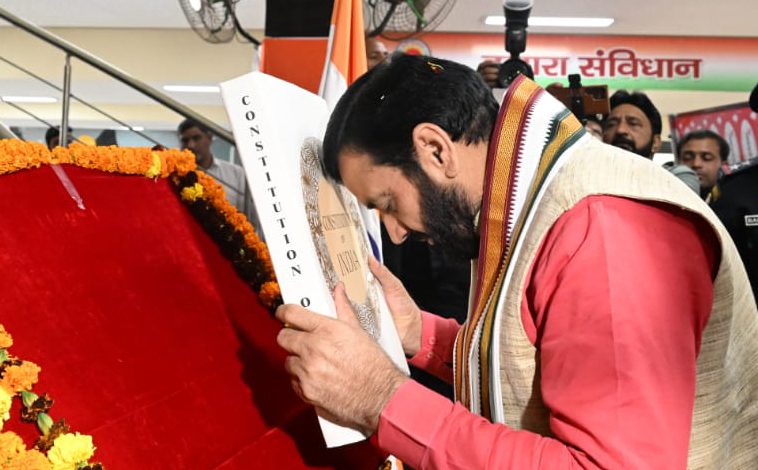 CM Nayab Singh Saini को कुरुक्षेत्र विश्वविद्यालय में संविधान दिवस पर आयोजित राज्य स्तरीय अमृत महोत्सव समारोह में शामिल हुए