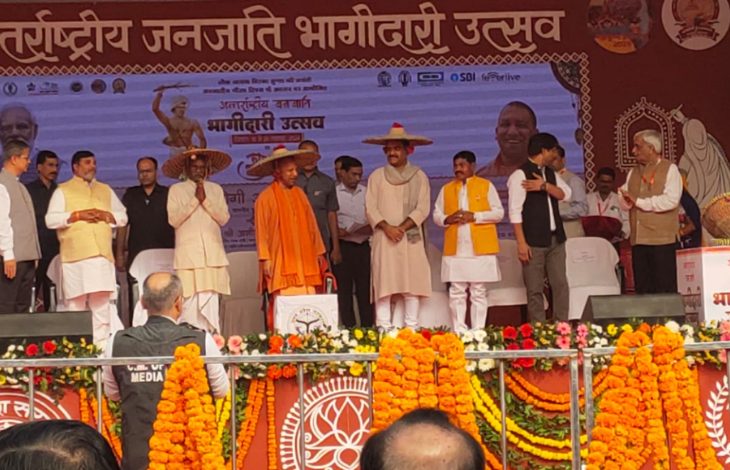 CM Yogi ने भगवान बिरसा मुण्डा की प्रतिमा पर माल्यार्पण कर उन्हें नमन किया