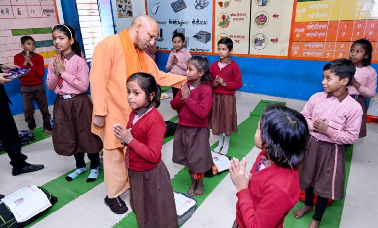 CM Yogi Adityanath ने इंग्लिश मीडियम प्राइमरी विद्यालय, सोनेपुर का औचक निरीक्षण किया