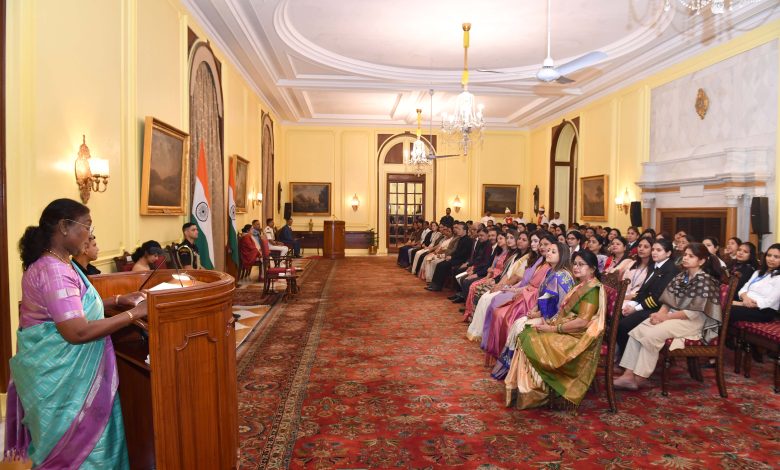 President Droupadi Murmu ने भारतीय विमानन क्षेत्र की सफल महिला अधिकारियों से मुलाकात की