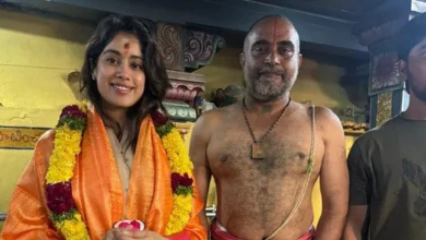 Jahnavi Kapoor ने हनुमान मंदिर में 30 मिनट बिताए और पुजारी के साथ फोटो के लिए पोज किया, जो वायरल हो गया