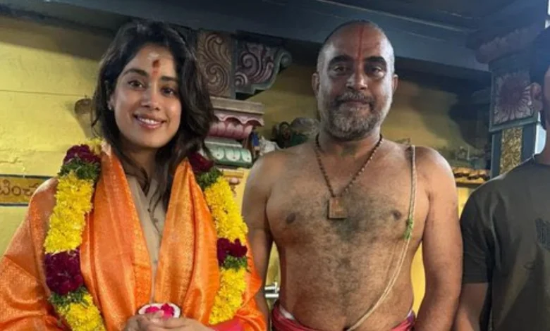 Jahnavi Kapoor ने हनुमान मंदिर में 30 मिनट बिताए और पुजारी के साथ फोटो के लिए पोज किया, जो वायरल हो गया