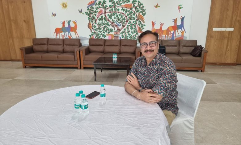 Dr. Gordhan Sharma ने किया मतदान केन्द्रों का औचक निरीक्षण