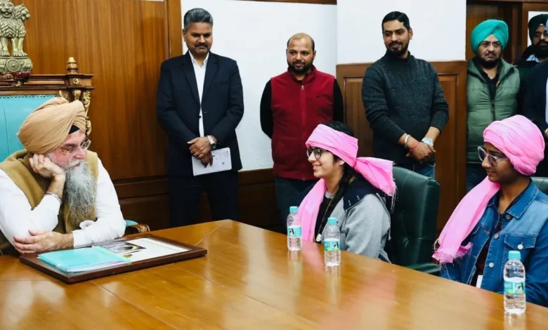 पंजाब विधानसभा के Kultar Singh Sandhwan ने विद्यार्थियों को सफलता और अच्छे नागरिक बनने की प्रेरणा दी।