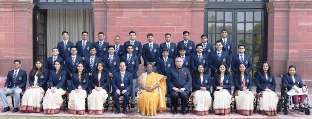 President Droupadi Murmu से भारतीय राजस्व सेवा (सीमा शुल्क और अप्रत्यक्ष कर) के प्रशिक्षु अधिकारियों की मुलाकात