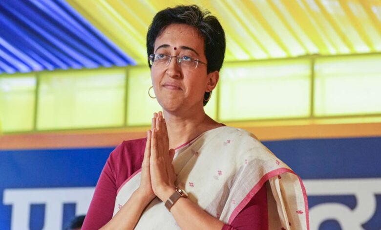  दिल्ली की CM Atishi ने झुग्गियों में रात बिताने वाले भाजपा नेताओं की आलोचना की।