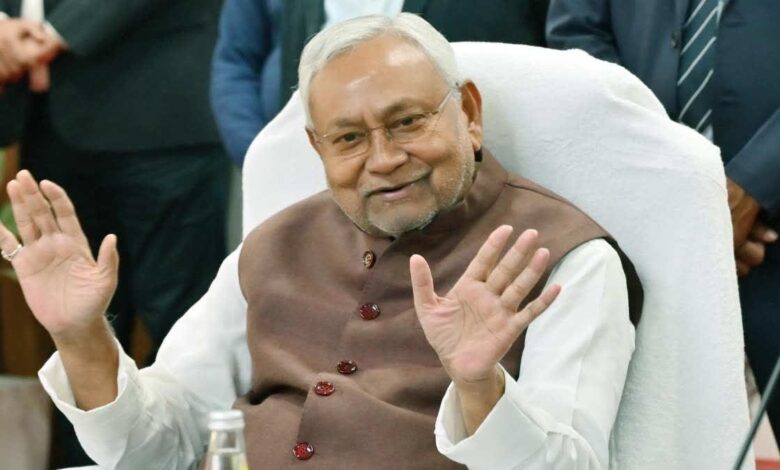 CM Nitish Kumar ने स्व0 लक्ष्मण कुमार और स्व0 दशरथ कुमार के परिजनों को मुख्यमंत्री राहत कोष से 02-02 लाख रूपये देने की घोषणा की