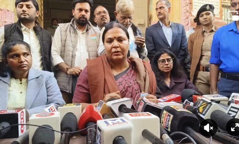 ग्रामीण विकास मंत्री Deepika Pandey Singh झारखण्ड की दुष्कर्म पीड़िता से गुजरात मिलने पहुंची