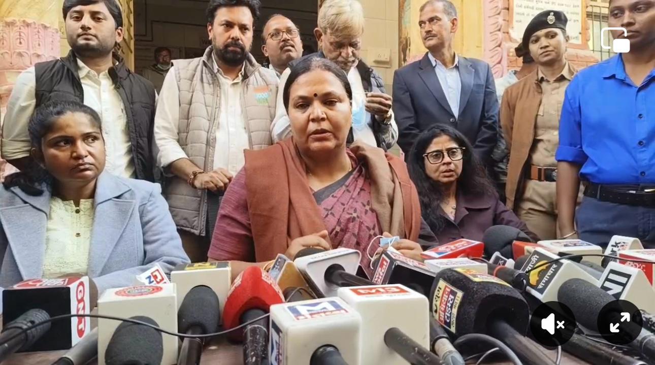 ग्रामीण विकास मंत्री Deepika Pandey Singh झारखण्ड की दुष्कर्म पीड़िता से गुजरात मिलने पहुंची