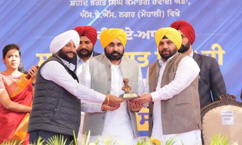 पंजाब के CM Bhagwant Mann ने चंडीगढ़ अंतरराष्ट्रीय हवाई अड्डा पर शहीद भगत सिंह की प्रतिमा का उद्घाटन किया।