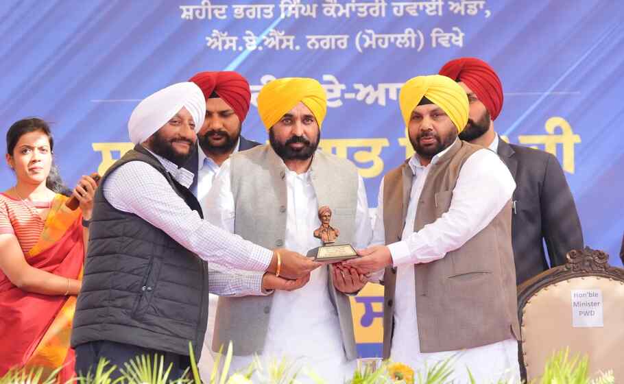 पंजाब के CM Bhagwant Mann ने चंडीगढ़ अंतरराष्ट्रीय हवाई अड्डा पर शहीद भगत सिंह की प्रतिमा का उद्घाटन किया।