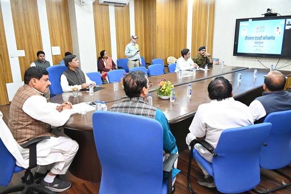 CM Dr. Yadav ने नर्मदापुरम क्षेत्र के उद्योगपतियों से उज्जैन से किया वर्चुअल संवाद