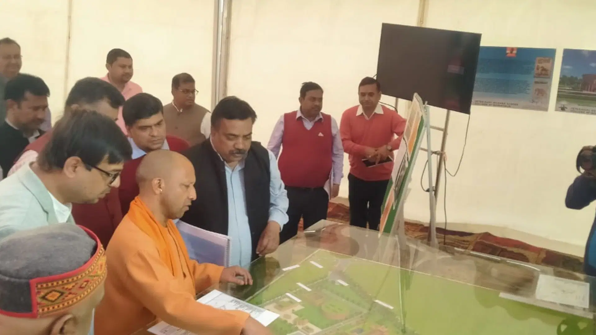 CM Yogi Adityanath ने जनपद गोरखपुर के ताल नदौर में निर्माणाधीन पशु चिकित्सा विज्ञान महाविद्यालय का निरीक्षण किया