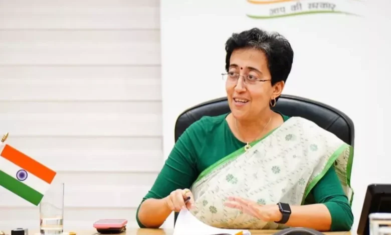 CM Atishi ने दिल्ली की अंतिम मील कनेक्टिविटी में सुधार का वादा किया और नई मोहल्ला बसों का निरीक्षण किया।