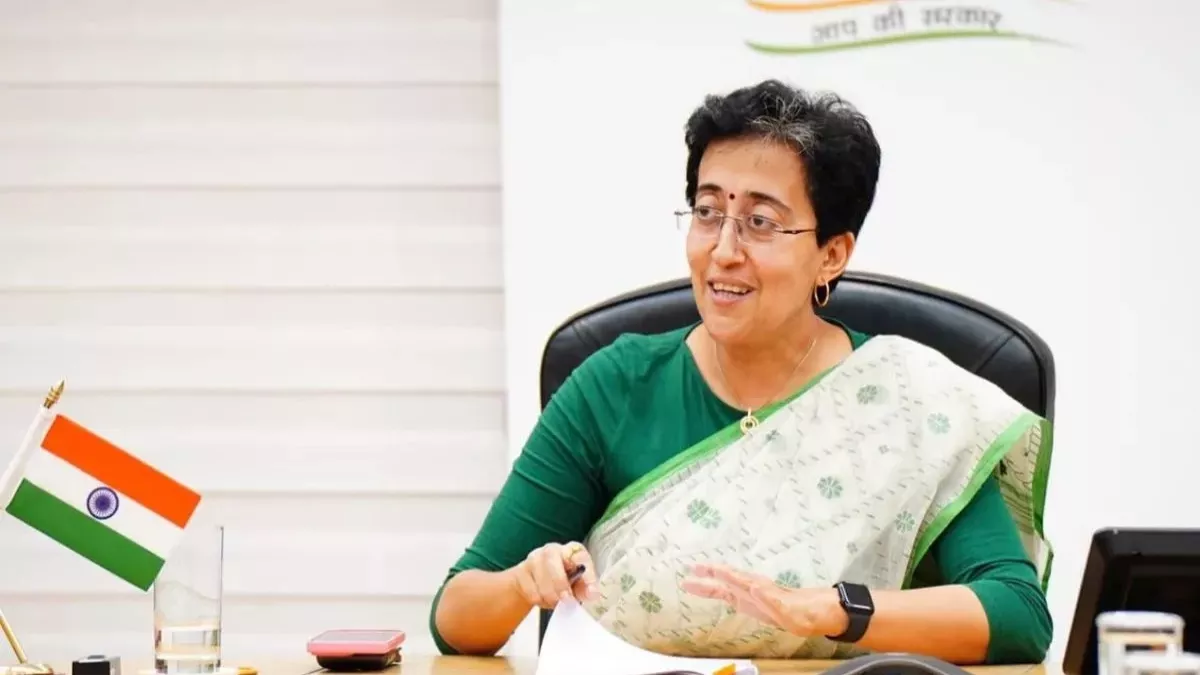 CM Atishi ने दिल्ली की अंतिम मील कनेक्टिविटी में सुधार का वादा किया और नई मोहल्ला बसों का निरीक्षण किया।