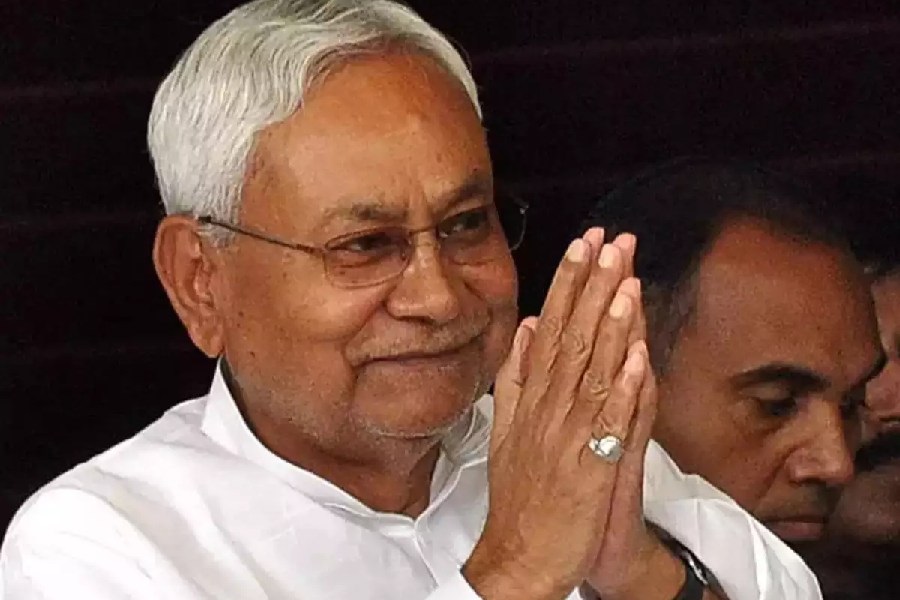 CM Nitish Kumar ने 2025 के लिए 'वोटर रूट' निर्धारित किया, तेजस्वी ने अलग मार्ग चुना