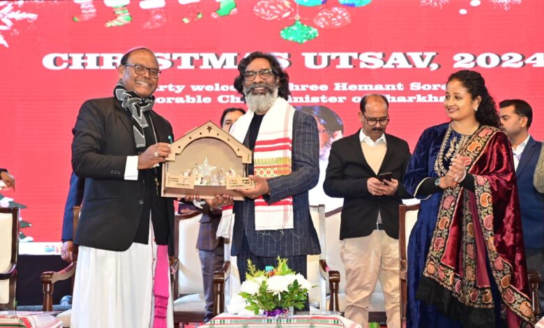 मुख्यमंत्री श्री हेमन्त सोरेन एवं विधायक श्रीमती कल्पना सोरेन आर्चबिशप हाउस पहुंचकर आर्चबिशप से मुलाकात कर उन्हें क्रिसमस पर्व की हार्दिक बधाई एवं शुभकामनाएं दी।