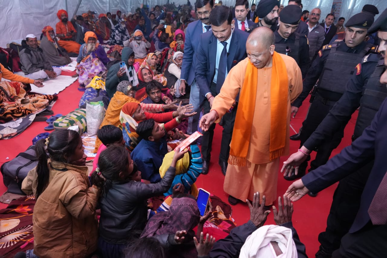 मुख्यमंत्री योगी आदित्यनाथ जी ने वाराणसी में महाकुम्भ से सम्बन्धित तैयारियों, विकास कार्यों एवं कानून व्यवस्था की समीक्षा की