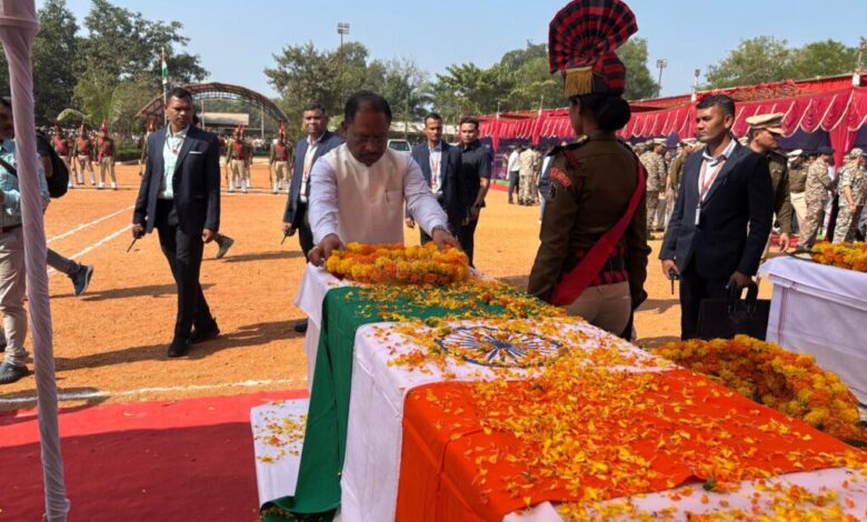 मुख्यमंत्री श्री विष्णुदेव साय ने शहीद जवानों को पुष्पचक्र अर्पित कर भावभीनी श्रद्धांजलि दी