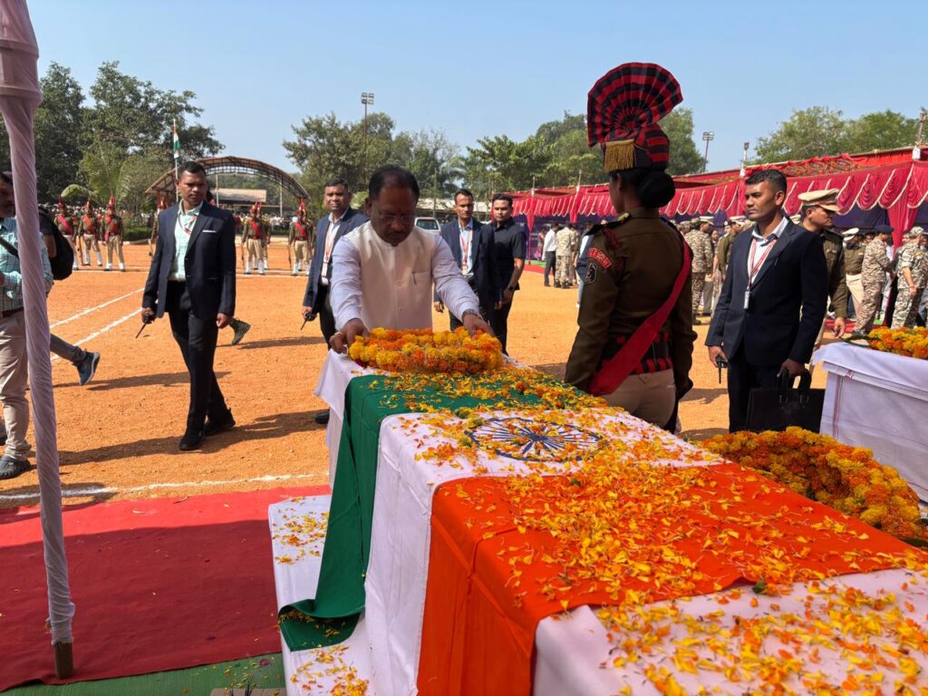 मुख्यमंत्री श्री विष्णुदेव साय ने शहीद जवानों को पुष्पचक्र अर्पित कर भावभीनी श्रद्धांजलि दी