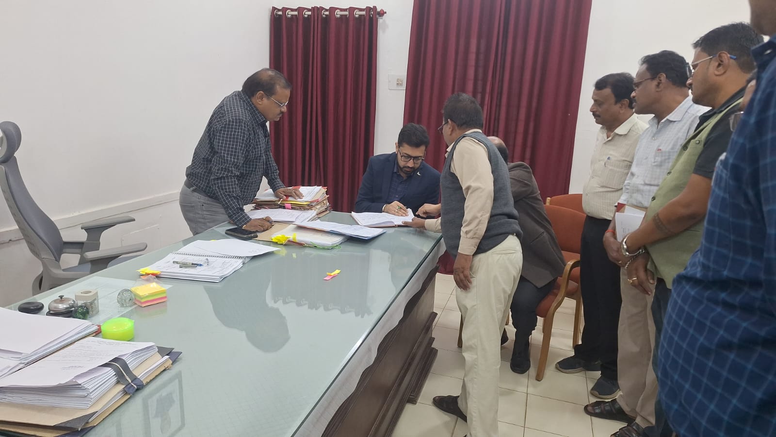 कलेक्टर श्री विनय कुमार लंगेह ने कृषि और पी डब्ल्यू डी कार्यालय का किया औचक निरीक्षण