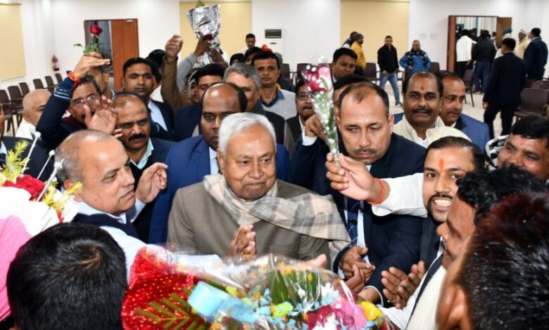 मुख्यमंत्री श्री नीतीश कुमार को नववर्ष की बधाई एवं शुभकामना देने बड़ी संख्या में पहुॅचे लोग