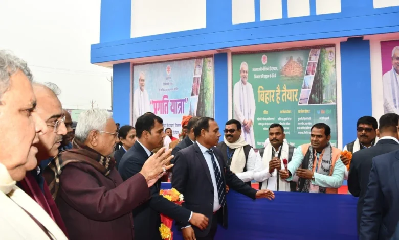 मुख्यमंत्री श्री नीतीश कुमार ने सीवान जिले में चल रही विकासात्मक योजनाओं के संबंध में की समीक्षा बैठक