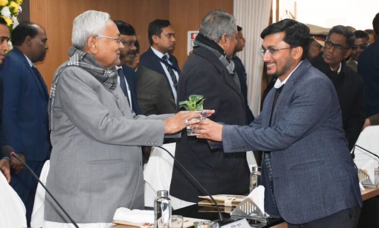 मुख्यमंत्री श्री नीतीश कुमार ने मुजफ्फरपुर जिले में चल रही विकासात्मक योजनाओं के संबंध में की समीक्षा बैठक