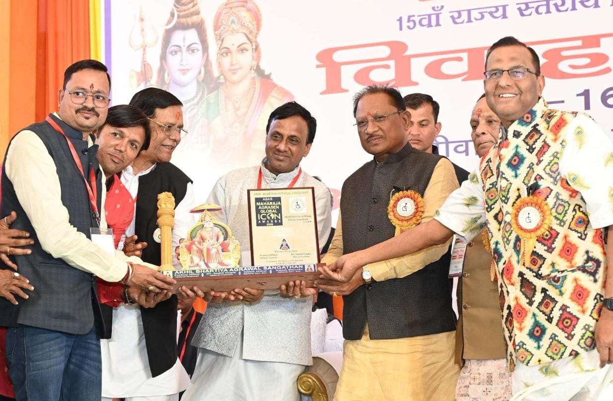 मुख्यमंत्री श्री विष्णुदेव साय ने नवविवाहित जोड़ों को दिव्यांगजनों के सामूहिक विवाह समारोह में आशीर्वाद दिया