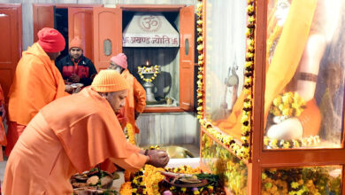 मुख्यमंत्री योगी आदित्यनाथ गोरखनाथ मंदिर में निर्मित नियंत्रण कक्ष में सुबह चार बजे से ही कार्यरत हैं।