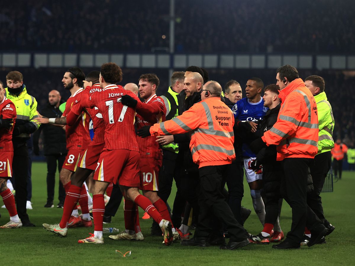 Liverpool vs Everton: लिवरपूल के आर्ने स्लॉट और जोन्स को अराजक मर्सीसाइड डर्बी में लाल कार्ड मिले,  मैदान से कर दिया गया बाहर 