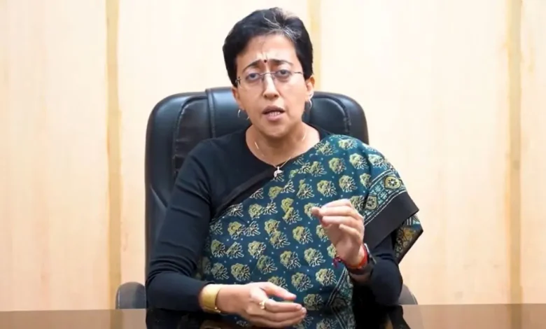 मुख्यमंत्री आतिशी ने दिल्ली में चुनाव से एक दिन पहले बड़ा आरोप लगाया, "रमेश बिधूड़ी का बेटा लोगों को..।"