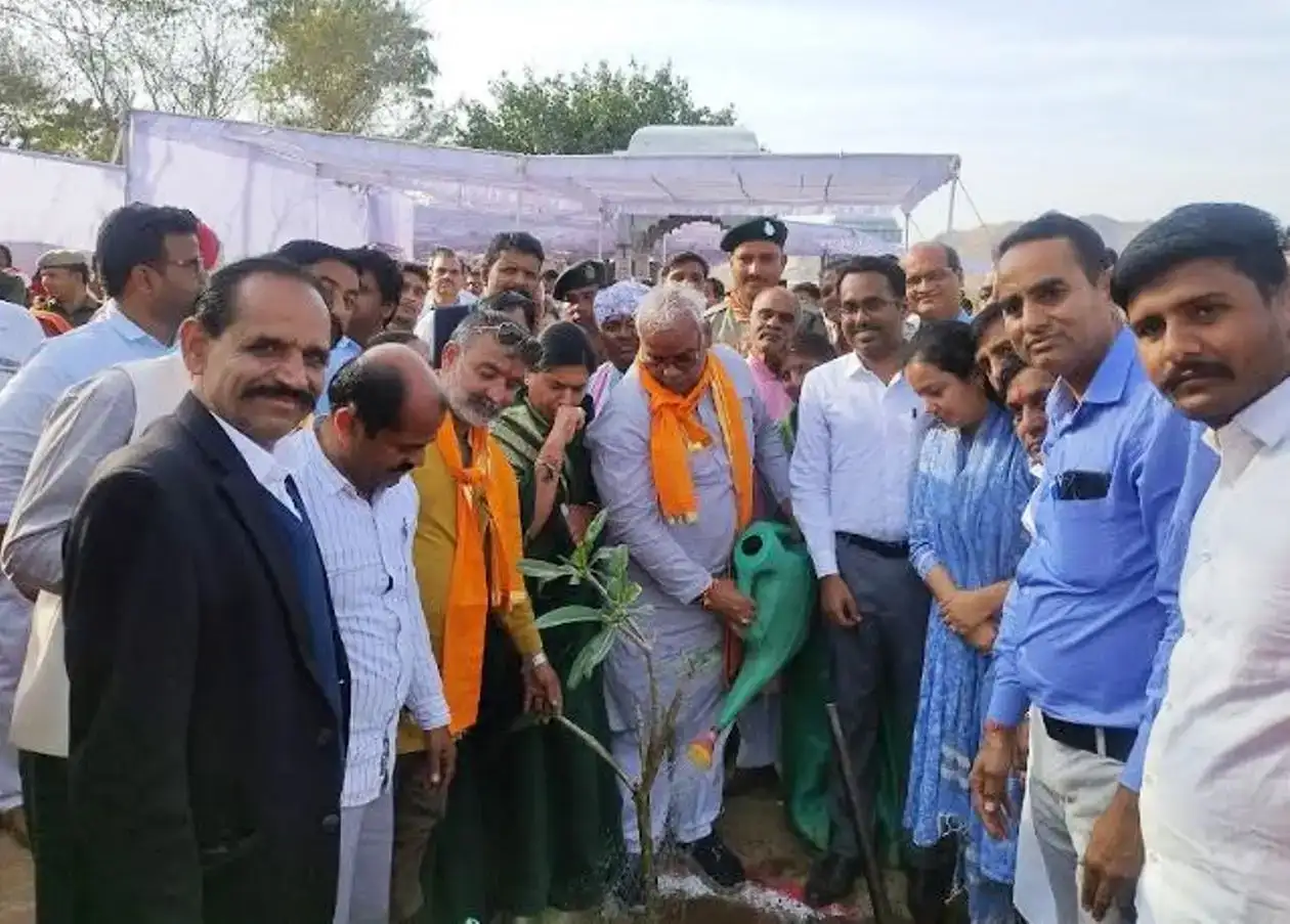 मंत्री श्री मदन दिलावर: उदयपुर में लखावली तालाब के घाट पर जल पूजन करके कई परियोजनाओं का शिलान्यास किया