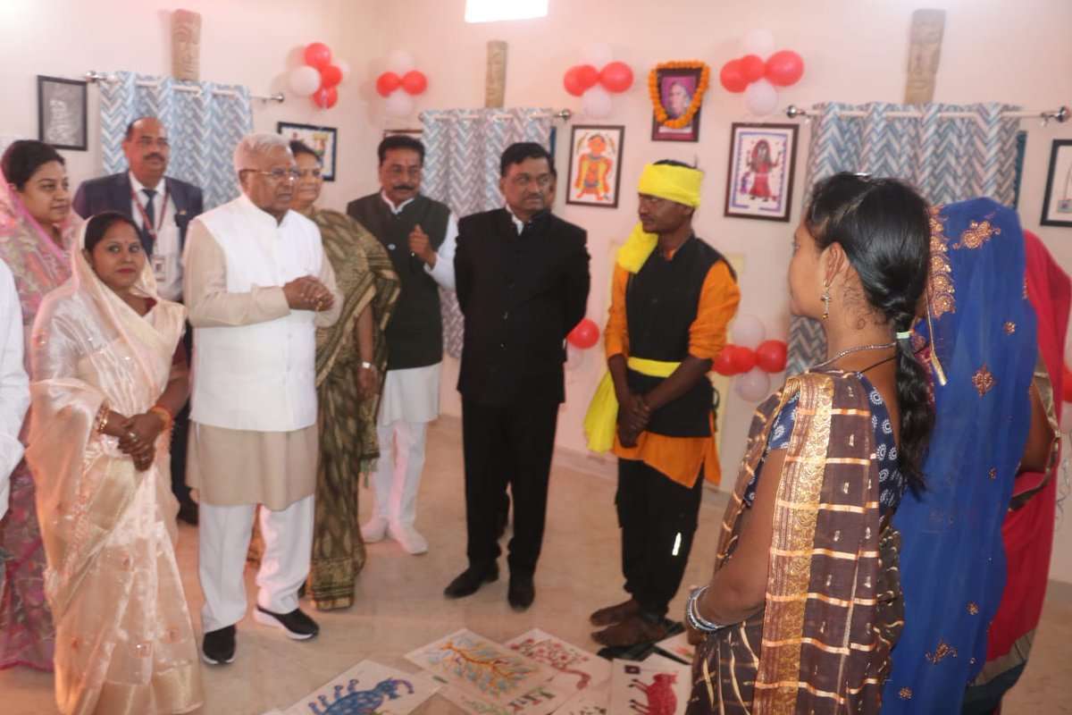 राज्यपाल श्री मंगुभाई पटेल ने आदिवासी कला संकुल भवन लोढ़ा का लोकार्पण और फीता काटकर शुभारंभ करते हुए