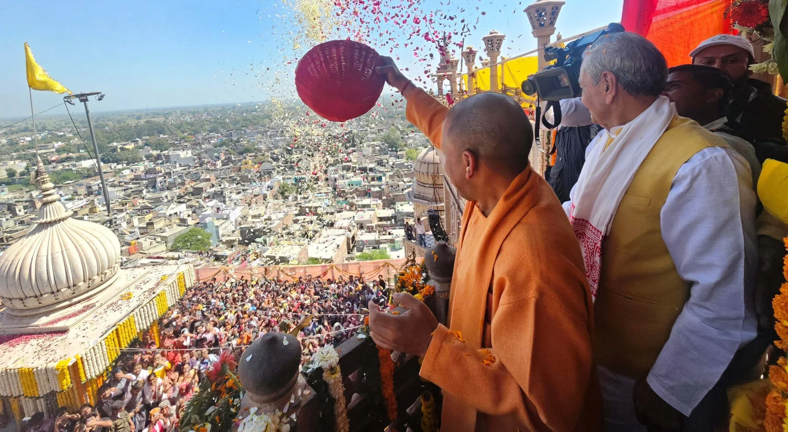 मुख्यमंत्री योगी आदित्यनाथ ने मथुरा में एक बार फिर कहा कि दिल्ली में भी रामभक्तों की सरकार है, अयोध्या और काशी के बाद ब्रज की बारी..। 