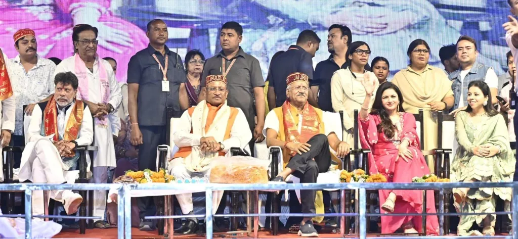 मुख्यमंत्री श्री विष्णु देव साय ने भगवान झूलेलाल की शोभायात्रा का फूलों से भव्य स्वागत किया