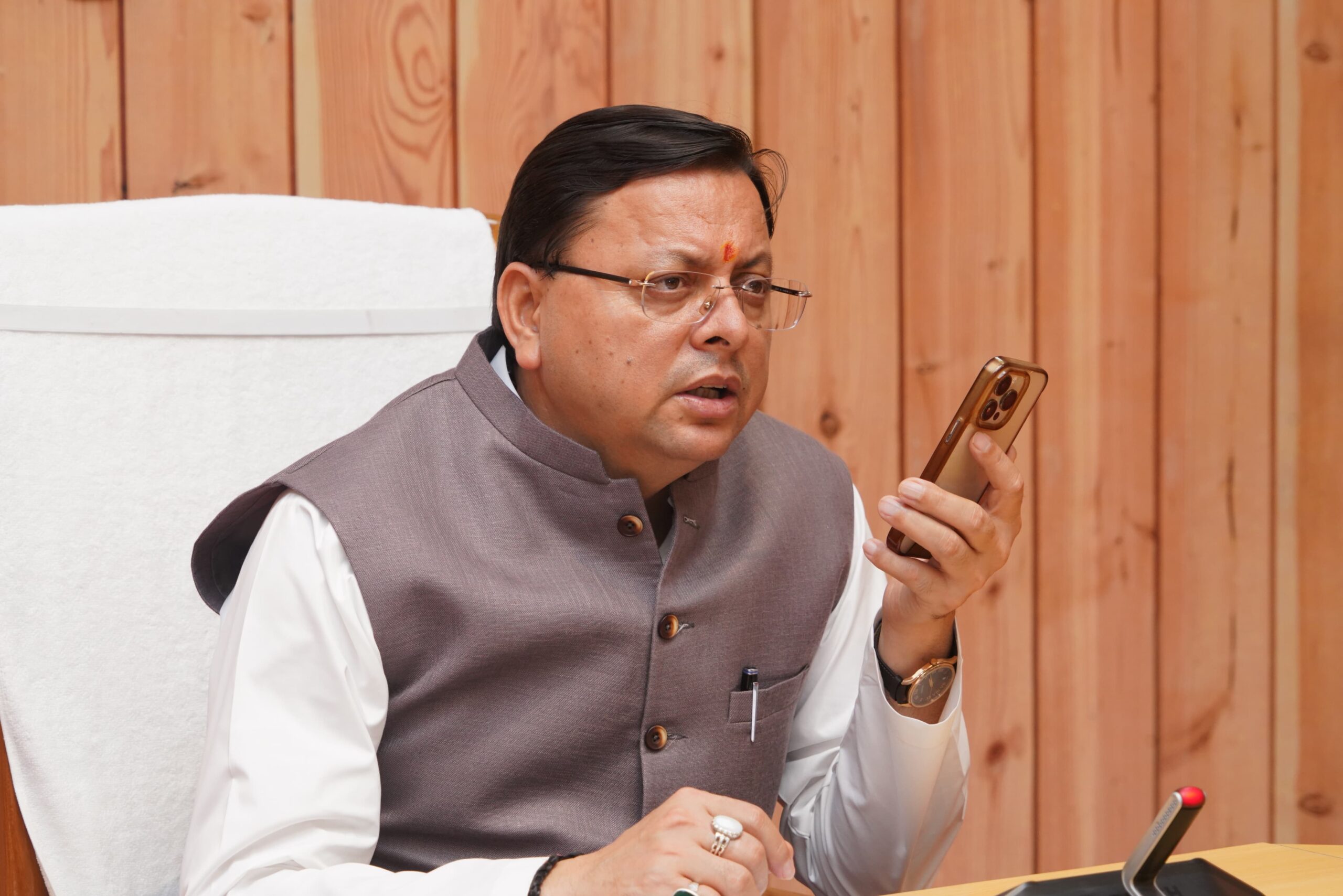 मुख्यमंत्री पुष्कर सिंह धामी ने एक ही स्थान पर लंबे समय से काम कर रहे अफसरों को बदलने के दिये निर्देश