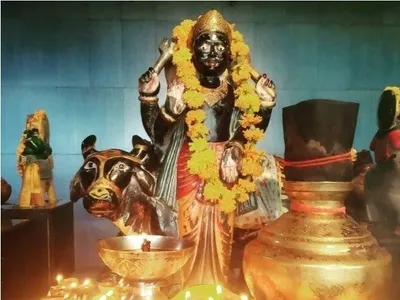 Shani Dev Ki Puja: शनिदेव को तेल चढ़ाने का सही तरीका जानें, इस मंत्र का जाप करें