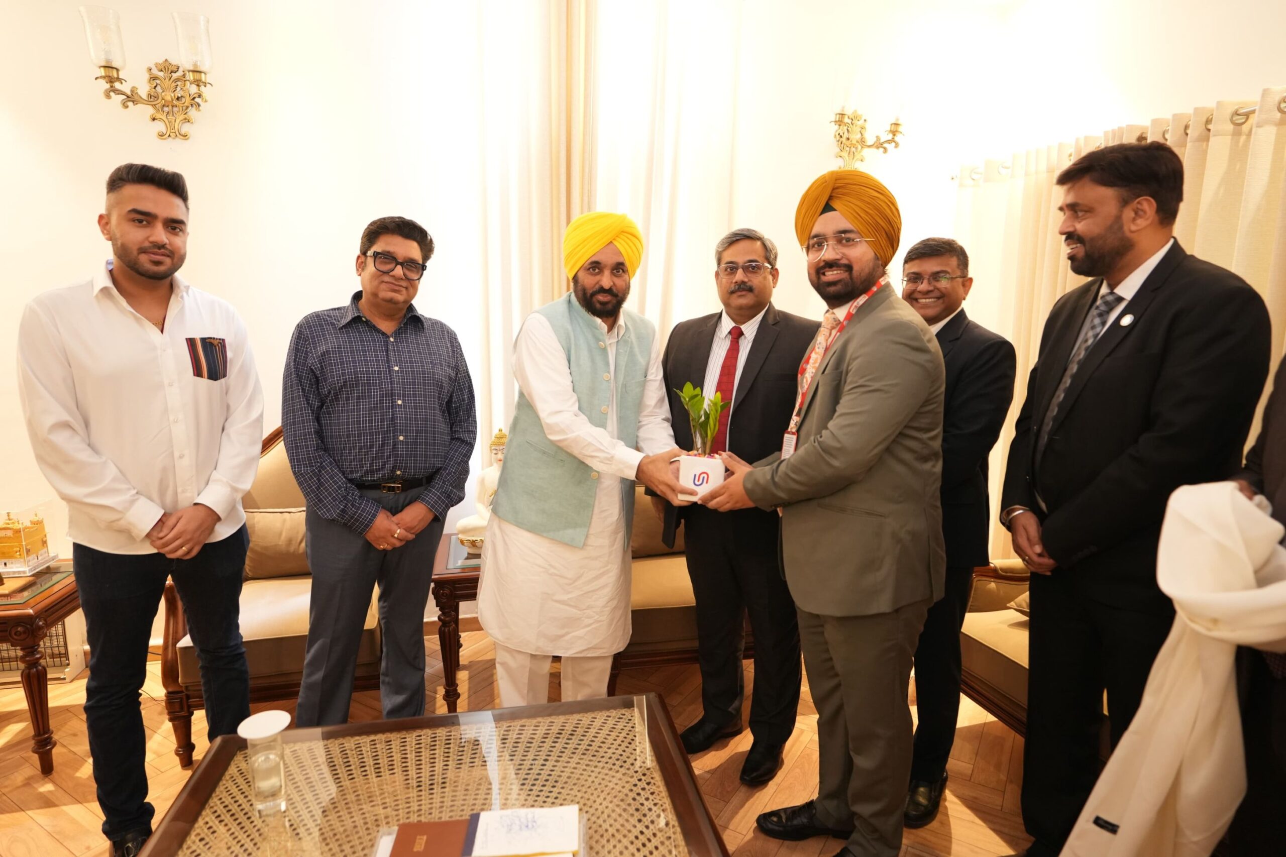 यूनियन बैंक ऑफ़ इंडिया ने मुख्यमंत्री के मिशन चढ़दी कला के तहत बाढ़ पीड़ितों के लिए दो करोड़ रुपये का योगदान दिया !