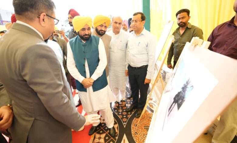 पंजाब के मुख्य मंत्री भगवंत सिंह मान ने आज पवित्र शहर श्री आनंदपुर साहिब में 18 करोड़ रुपए की लागत से बनाए जा रहे विरासती मार्ग का नींव पत्थर रखा। इस बारे में विस्तार से जानकारी देते हुए मुख्य मंत्री ने कहा कि वे भाग्यशाली हैं कि वाहेगुरु ने उन्हें इस सेवा का हिस्सा बनने का सौभाग्य प्रदान किया है। उन्होंने कहा कि श्री आनंदपुर साहिब के पवित्र शहर ने हमेशा इतिहास रचा है क्योंकि इस धरती ने न केवल पंजाब और सिखों के इतिहास को नया रूप दिया है, बल्कि भारत के इतिहास को भी बड़ा मोड़ दिया है। भगवंत सिंह मान ने कहा कि इसी ऐतिहासिक धरती पर दसवें पातशाह श्री गुरु गोबिंद सिंह जी ने 1699 में बैसाखी वाले दिन खालसा पंथ की स्थापना की थी। मुख्य मंत्री ने कहा कि आज भी पंजाबी इस पवित्र स्थान से आध्यात्मिक और मानसिक तौर पर ताकत प्राप्त करते हैं और जुल्म, अन्याय और अत्याचार के खिलाफ लड़ने की प्रेरणा लेते हैं। उन्होंने कहा कि राज्य सरकार 'हिंद की चादर' नौवें गुरु श्री गुरु तेग बहादुर जी के 350वें शहादत दिवस को मना रही है। भगवंत सिंह मान ने कहा कि राज्य सरकार इस पवित्र धरती को विकसित करने के लिए प्रतिबद्ध है जिसके कारण तख्त श्री केसगढ़ साहिब जाने वाले रास्ते को सफेद संगमरमर की वर्तनी से विरासती रास्ते के रूप में विकसित किया जा रहा है। मुख्य मंत्री ने कहा कि यह प्रोजेक्ट 25 करोड़ रुपए की लागत से विकसित किया जाएगा और 31 मार्च, 2026 तक पूरा हो जाएगा। उन्होंने कहा कि यह प्रयास श्री आनंदपुर साहिब को पर्यटन, खासकर धार्मिक पर्यटन के वैश्विक केंद्र के रूप में विकसित करने में और भी बड़ी भूमिका निभाएगा। भगवंत सिंह मान ने कहा कि श्रद्धालुओं और सैलानियों का ध्यान आकर्षित करने के लिए प्रवेश द्वार पर एक बड़ा और आकर्षक मुख्य गेट बनाया जाएगा। मुख्य मंत्री ने कहा कि पवित्र श्री गुरु ग्रंथ साहिब जी में दर्शाए छायादार वृक्ष सफेद संगमरमर के फुटपाथ के साथ लगाए जाएंगे। उन्होंने कहा कि 580 मीटर लंबा रास्ता मुख्य तौर पर दो हिस्सों में विभाजित किया जाएगा, एक पवित्र सरोवर के सामने से गुजरता है और दूसरा तख्त साहिब तक जाने वाली सीढ़ियों के साथ है, जो श्रद्धालुओं की सुविधा को सुनिश्चित बनाता है। भगवंत सिंह मान ने कहा कि इस मार्ग के दोनों ओर शानदार पेंटिंगों और कलात्मक तकनीकों के जरिए खालसा पंथ के जन्म स्थान श्री आनंदपुर साहिब के इतिहास को और भी सुंदर ढंग से दर्शाया जाएगा। उन्होंने कहा कि मुख्य गेट के अलावा सरोवर जाने वाले रास्तों और पार्किंग क्षेत्रों के साथ अन्य गेट बनाए जाएंगे ताकि समूचे डिजाइन में एकरूपता बनी रहे। इस दौरान पत्रकारों से बातचीत करते हुए मुख्य मंत्री ने कहा कि राज्य सरकार पंज तख्त साहिबान को रेल मार्ग के जरिए जोड़ने का मुद्दा केंद्र सरकार के समक्ष जोरदार ढंग से उठाएगी। उन्होंने कहा कि एक ओर लोगों को सुविधा देना और दूसरी ओर धार्मिक पर्यटन को बल देना समय की मांग है। भगवंत सिंह मान ने यह भी ऐलान किया कि राज्य सरकार श्री आनंदपुर साहिब-माता नैना देवी रोपवे पर जल्द ही काम शुरू करने के लिए जोरदार ढंग से पैरवी करेगी। इस मौके पर कैबिनेट मंत्री हरजोत सिंह बैंस और तरुणप्रीत सिंह सौंद, सलाहकार पर्यटन और सांस्कृतिक मामले दीपक बाली और अन्य भी मौजूद थे।