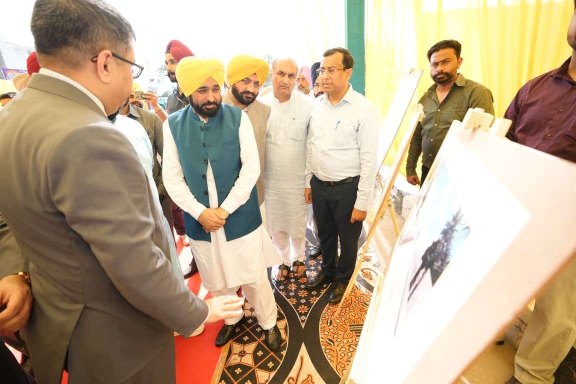 पंजाब के मुख्य मंत्री भगवंत सिंह मान ने आज पवित्र शहर श्री आनंदपुर साहिब में 18 करोड़ रुपए की लागत से बनाए जा रहे विरासती मार्ग का नींव पत्थर रखा। इस बारे में विस्तार से जानकारी देते हुए मुख्य मंत्री ने कहा कि वे भाग्यशाली हैं कि वाहेगुरु ने उन्हें इस सेवा का हिस्सा बनने का सौभाग्य प्रदान किया है। उन्होंने कहा कि श्री आनंदपुर साहिब के पवित्र शहर ने हमेशा इतिहास रचा है क्योंकि इस धरती ने न केवल पंजाब और सिखों के इतिहास को नया रूप दिया है, बल्कि भारत के इतिहास को भी बड़ा मोड़ दिया है। भगवंत सिंह मान ने कहा कि इसी ऐतिहासिक धरती पर दसवें पातशाह श्री गुरु गोबिंद सिंह जी ने 1699 में बैसाखी वाले दिन खालसा पंथ की स्थापना की थी। मुख्य मंत्री ने कहा कि आज भी पंजाबी इस पवित्र स्थान से आध्यात्मिक और मानसिक तौर पर ताकत प्राप्त करते हैं और जुल्म, अन्याय और अत्याचार के खिलाफ लड़ने की प्रेरणा लेते हैं। उन्होंने कहा कि राज्य सरकार 'हिंद की चादर' नौवें गुरु श्री गुरु तेग बहादुर जी के 350वें शहादत दिवस को मना रही है। भगवंत सिंह मान ने कहा कि राज्य सरकार इस पवित्र धरती को विकसित करने के लिए प्रतिबद्ध है जिसके कारण तख्त श्री केसगढ़ साहिब जाने वाले रास्ते को सफेद संगमरमर की वर्तनी से विरासती रास्ते के रूप में विकसित किया जा रहा है। मुख्य मंत्री ने कहा कि यह प्रोजेक्ट 25 करोड़ रुपए की लागत से विकसित किया जाएगा और 31 मार्च, 2026 तक पूरा हो जाएगा। उन्होंने कहा कि यह प्रयास श्री आनंदपुर साहिब को पर्यटन, खासकर धार्मिक पर्यटन के वैश्विक केंद्र के रूप में विकसित करने में और भी बड़ी भूमिका निभाएगा। भगवंत सिंह मान ने कहा कि श्रद्धालुओं और सैलानियों का ध्यान आकर्षित करने के लिए प्रवेश द्वार पर एक बड़ा और आकर्षक मुख्य गेट बनाया जाएगा। मुख्य मंत्री ने कहा कि पवित्र श्री गुरु ग्रंथ साहिब जी में दर्शाए छायादार वृक्ष सफेद संगमरमर के फुटपाथ के साथ लगाए जाएंगे। उन्होंने कहा कि 580 मीटर लंबा रास्ता मुख्य तौर पर दो हिस्सों में विभाजित किया जाएगा, एक पवित्र सरोवर के सामने से गुजरता है और दूसरा तख्त साहिब तक जाने वाली सीढ़ियों के साथ है, जो श्रद्धालुओं की सुविधा को सुनिश्चित बनाता है। भगवंत सिंह मान ने कहा कि इस मार्ग के दोनों ओर शानदार पेंटिंगों और कलात्मक तकनीकों के जरिए खालसा पंथ के जन्म स्थान श्री आनंदपुर साहिब के इतिहास को और भी सुंदर ढंग से दर्शाया जाएगा। उन्होंने कहा कि मुख्य गेट के अलावा सरोवर जाने वाले रास्तों और पार्किंग क्षेत्रों के साथ अन्य गेट बनाए जाएंगे ताकि समूचे डिजाइन में एकरूपता बनी रहे। इस दौरान पत्रकारों से बातचीत करते हुए मुख्य मंत्री ने कहा कि राज्य सरकार पंज तख्त साहिबान को रेल मार्ग के जरिए जोड़ने का मुद्दा केंद्र सरकार के समक्ष जोरदार ढंग से उठाएगी। उन्होंने कहा कि एक ओर लोगों को सुविधा देना और दूसरी ओर धार्मिक पर्यटन को बल देना समय की मांग है। भगवंत सिंह मान ने यह भी ऐलान किया कि राज्य सरकार श्री आनंदपुर साहिब-माता नैना देवी रोपवे पर जल्द ही काम शुरू करने के लिए जोरदार ढंग से पैरवी करेगी। इस मौके पर कैबिनेट मंत्री हरजोत सिंह बैंस और तरुणप्रीत सिंह सौंद, सलाहकार पर्यटन और सांस्कृतिक मामले दीपक बाली और अन्य भी मौजूद थे।