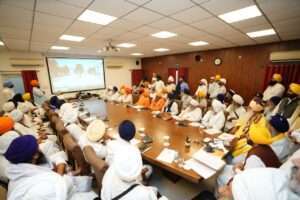 गुरु तेग बहादर साहिब के 350वें शहादत दिवस की तैयारियों संबंधी मुख्यमंत्री द्वारा सिख संतों,महापुरुषों एवं विद्वानों से बैठक !