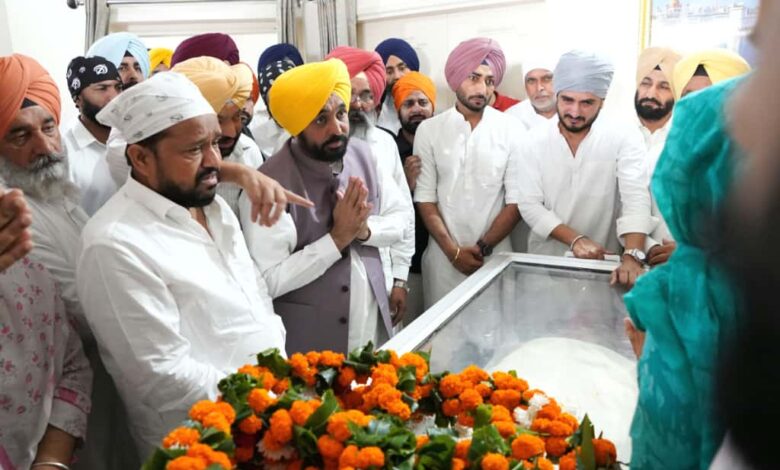 मरहूम गायक के घर पहुंचकर परिवार के प्रति संवेदना व्यक्त की !