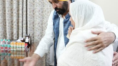 मृतक अधिकारी के परिवार से की मुलाकात, कमजोर वर्गों पर बढ़ रहे अत्याचारों पर जताई चिंता !