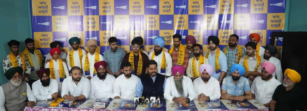 शिरोमणि अकाली दल को बड़ा झटका, सरपंच हैप्पी की प्रेरणा से दर्जनों अकाली परिवार 'आप' में शामिल !