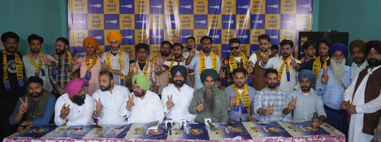 तरनतारन उपचुनाव से पहले आम आदमी पार्टी हुई और मजबूत, हलके के सैकड़ों युवा 'आप' में हुए शामिल !